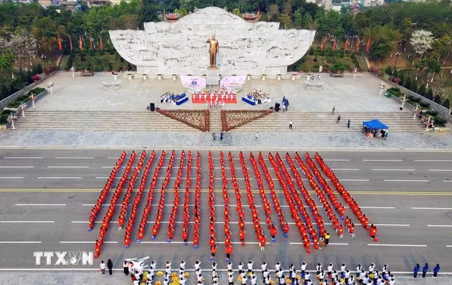 Tượng đài Bác Hồ tại Quảng trường Tây Bắc, thành phố Sơn La. (Ảnh: Quang Quyết/TTXVN)