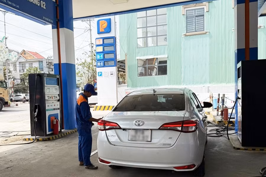 Giá xăng RON95-III giảm về 19.152 đồng/lít trong ngày đầu năm mới. Ảnh: P.V