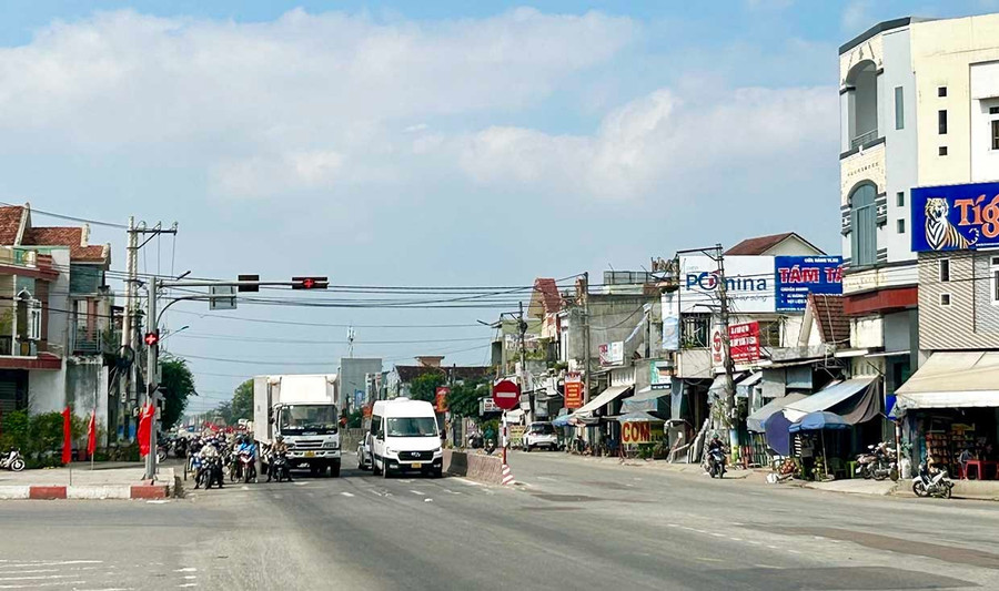 Tại nút giao thông ngã tư Gò Găng - QL1 (phường An Nhơn Bắc), dù phương tiện đông nhưng khá trật tự. Ảnh: K.A