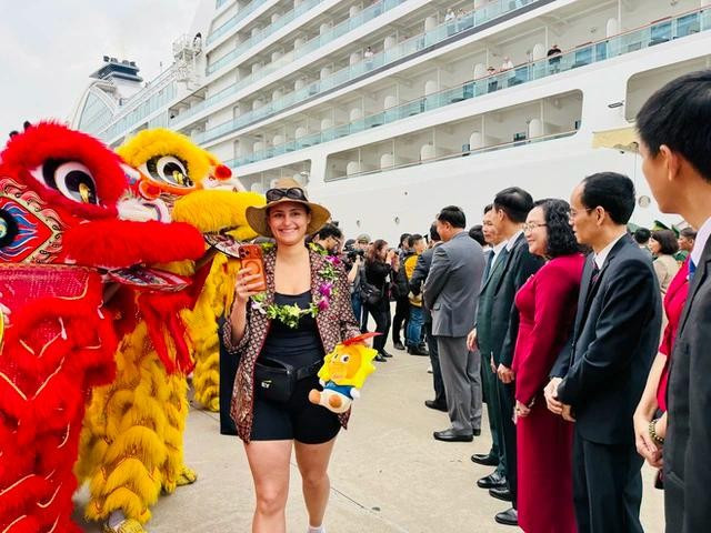 Hai siêu du thuyền chở 2.400 du khách quốc tế cập Cảng tàu khách quốc tế Hạ Long ngay sáng mùng 1 tết, mở màn cho chuỗi 5 chuyến tàu biển hạng sang đến vùng di sản dịp đầu xuân