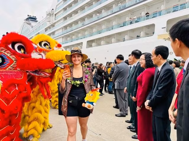 Hai siêu du thuyền chở 2.400 du khách quốc tế cập Cảng tàu khách quốc tế Hạ Long ngay sáng mùng 1 tết, mở màn cho chuỗi 5 chuyến tàu biển hạng sang đến vùng di sản dịp đầu xuân