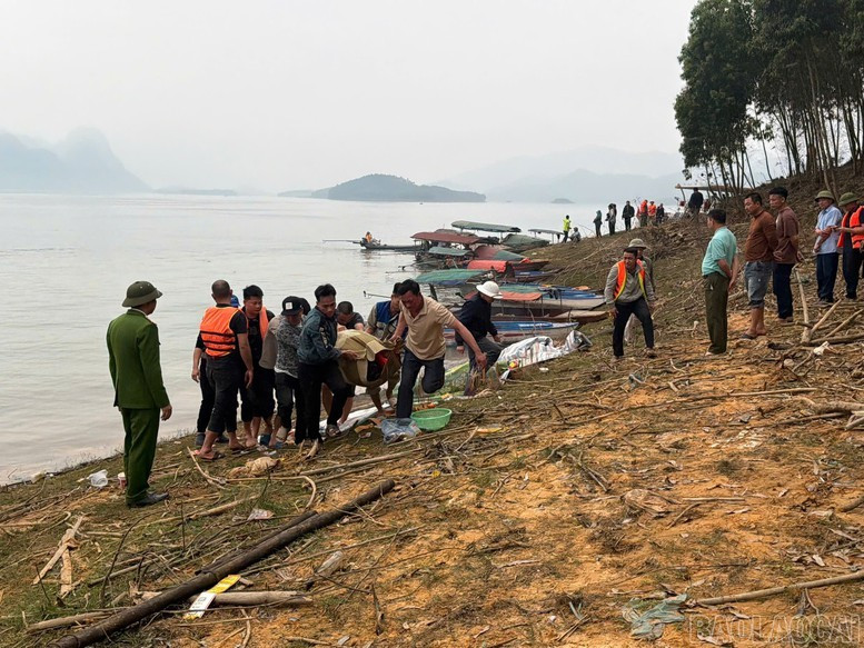 Khắc phục hậu quả vụ tai nạn giao thông đường thủy đặc biệt nghiêm trọng trên hồ Thác Bà, Lào Cai.