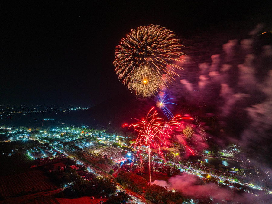Hà Nam đánh dấu 1 năm mới Bính Ngọ đầy hứng khởi với màn bắn pháo hoa tầm cao mãn nhãn diễn ra vào đêm giao thừa tại Quảng trường Thời Đại