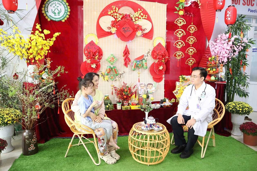 Các góc trang trí Tết tại các khoa, phòng BVĐK Trung tâm tỉnh giúp bệnh nhân và nhân viên y tế có không gian Tết ấm cúng, thân thiện. Ảnh: ĐVCC