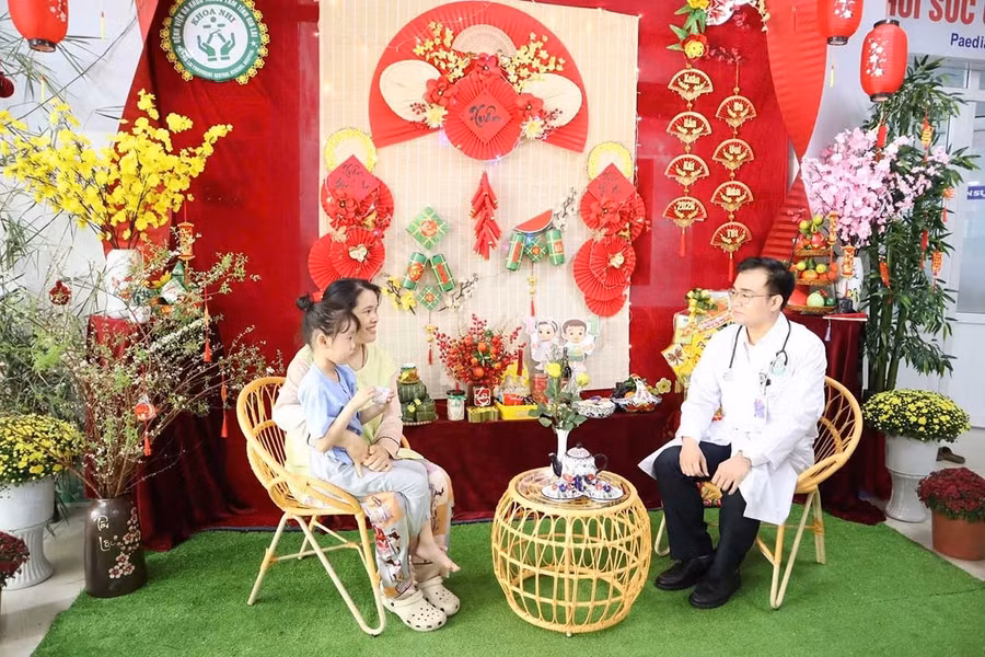 Các góc trang trí Tết tại các khoa, phòng BVĐK Trung tâm tỉnh giúp bệnh nhân và nhân viên y tế có không gian Tết ấm cúng, thân thiện. Ảnh: ĐVCC