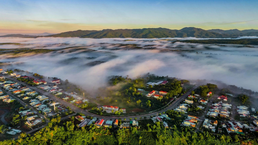 Mây trôi như dải lụa vắt ngang qua trung tâm xã Măng Đen, Quảng Ngãi. ẢNH: CẨM ÁI