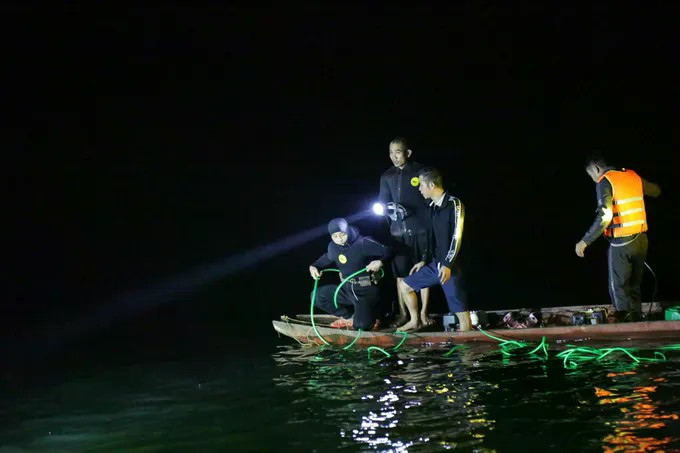 Lực lượng người nhái tham gia tìm kiếm.