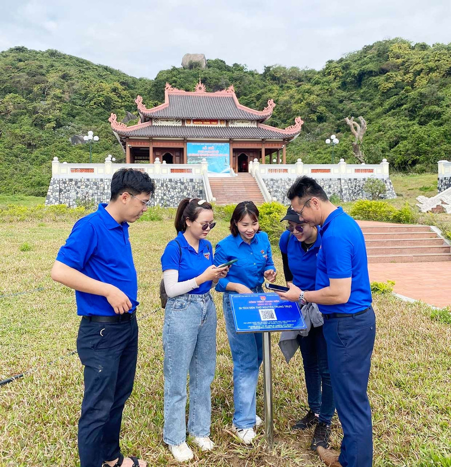 Đoàn Thanh niên Sở Văn hóa-Thể thao và Du lịch thực hiện số hóa tại di tích Đền thờ Nguyễn Trung Trực. Ảnh: T.Lợi