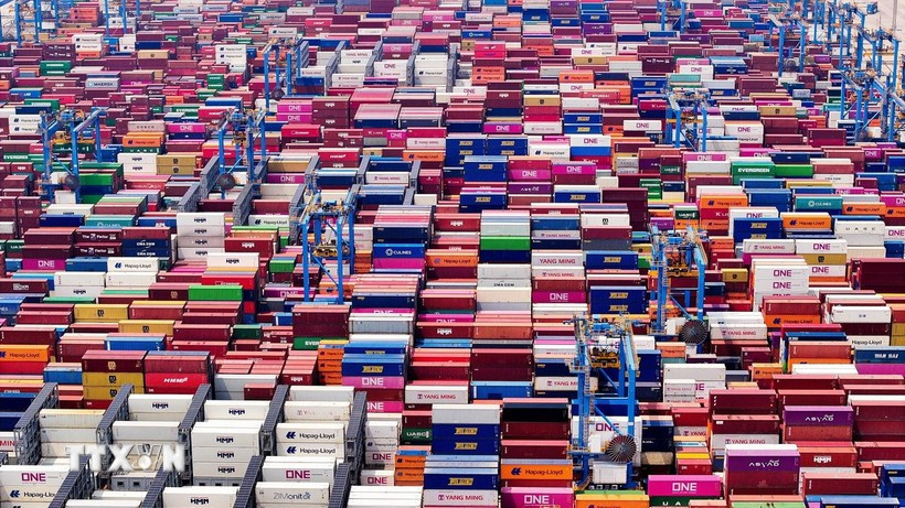 Cảng hàng hóa ở Sơn Đông, Trung Quốc. (Ảnh: THX/TTXVN)