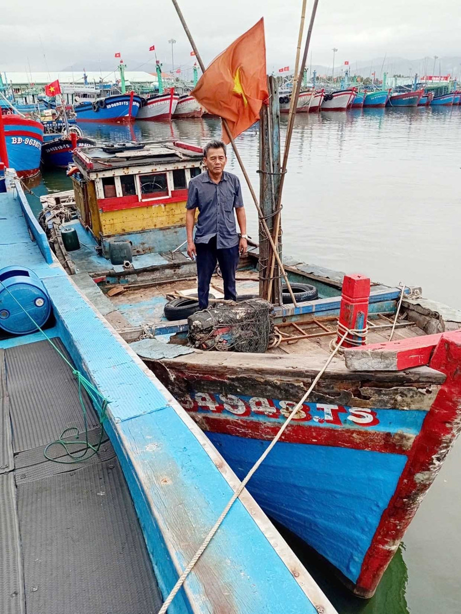 Ông Bùi Thanh Mến bên tàu chữa cháy của mình. Ảnh: Q.H