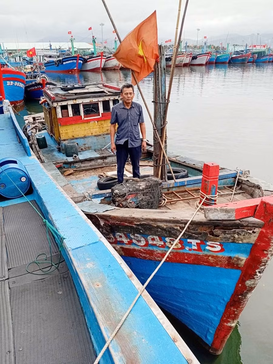 Ông Bùi Thanh Mến bên tàu chữa cháy của mình. Ảnh: Q.H