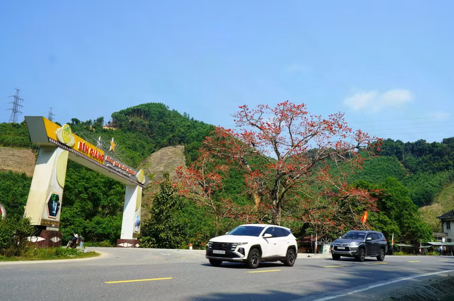 Với nhiều người, cây gạo cổ thụ như một biểu tượng của sức sống bền bỉ và tinh thần kiên cường của đồng bào vùng cao. ẢNH: MẠNH CƯỜNG