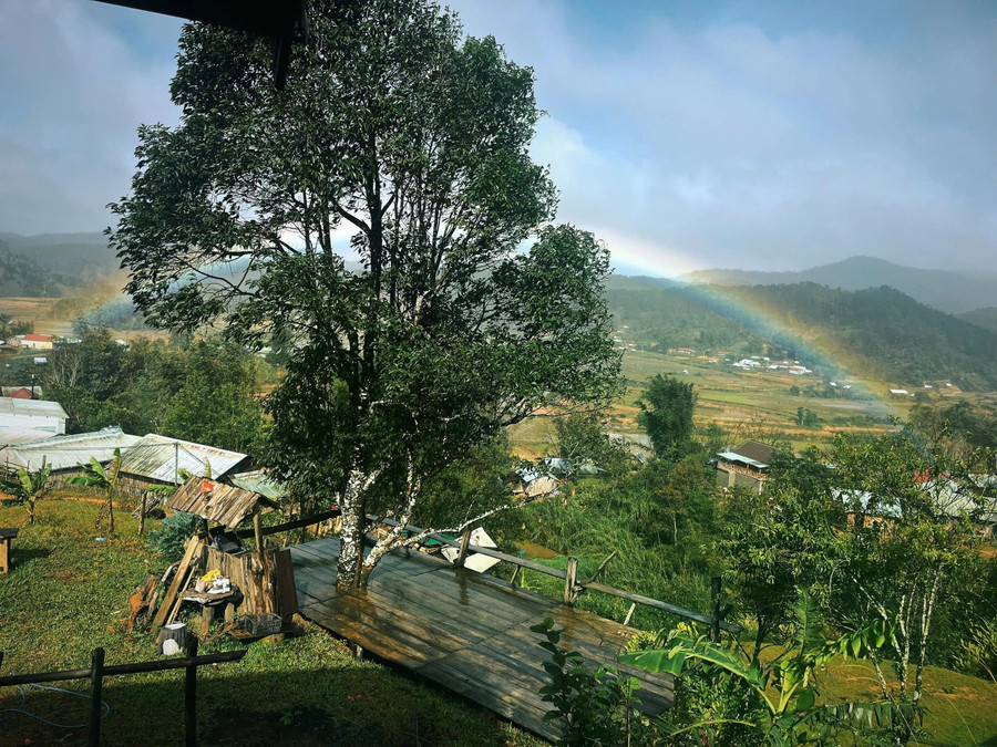 Cầu vòng bắt qua những ngọn đồi ở Măng Đen. ẢNH: CẨM ÁI