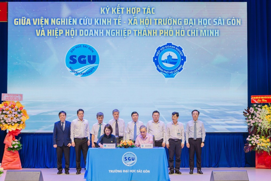 Viện Nghiên cứu kinh tế - xã hội (Trường ĐH Sài Gòn) ký kết hợp tác với Hiệp hội doanh nghiệp TPHCM. Ảnh: THANH HÙNG Viện Nghiên cứu kinh tế - xã hội (Trường ĐH Sài Gòn) ký kết hợp tác với Hiệp hội doanh nghiệp TPHCM. Ảnh: THANH HÙNG