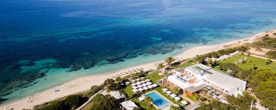 Nổi tiếng với những bãi biển trắng tinh, những vịnh nhỏ ẩn giấu và những vách đá cao chót vót, Formentera hầu như không có nhiều thay đổi kể từ những ngày xa xưa. ẢNH: Gecko Beach