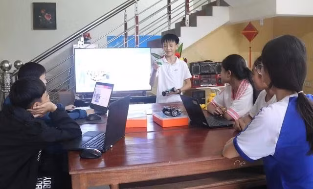 Lớp học lập trình của “thầy giáo” Quý tại nhà