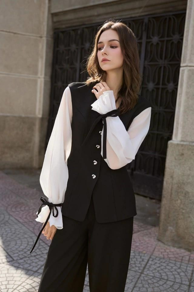 Vừa mềm mại nữ tính vừa mạnh mẽ, quyết đoán, set trang phục trắng đen giúp nàng &quot;thu phục&quot; mọi ánh mắt ngắm nhìn. ẢNH: MUSEBYNONEUF