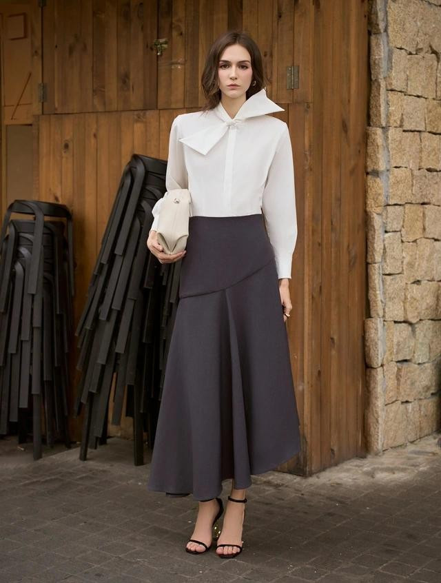 Thay chân váy màu đen bằng chân váy màu xám tạo nên hình ảnh mới. Bên cạnh đó, chi tiết cách tân trên áo, váy cũng tạo nên hiệu ứng thị giác tốt hơn. ẢNH: MUSEBYNONEUF