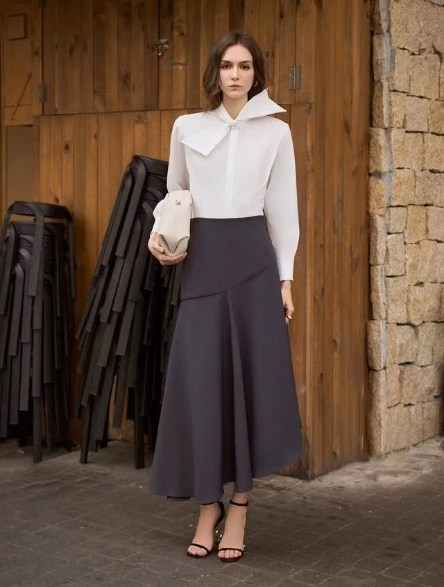 Thay chân váy màu đen bằng chân váy màu xám tạo nên hình ảnh mới. Bên cạnh đó, chi tiết cách tân trên áo, váy cũng tạo nên hiệu ứng thị giác tốt hơn. ẢNH: MUSEBYNONEUF