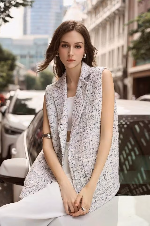 Bắt nhịp xu hướng áo tweed mùa lạnh với thiết kế không tay phối cùng áo quây và quần âu. ẢNH: MUSEBYNONEUF