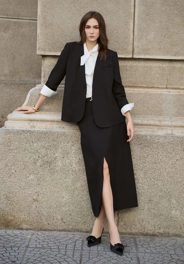 Chân váy bút chì xẻ trước tạo điểm nhấn cho bộ trang phục công sở mang phong cách thanh lịch, hiện đại phối hai gam màu trắng đen. ẢNH: MUSEBYNONEUF