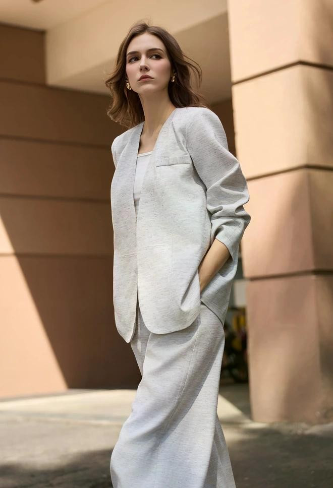 Các set suit mang đường nét tinh giản, hiện đại phù hợp với hầu hết quý cô, có thể diện hằng ngày đi làm hay tham gia sự kiện, các buổi họp... ẢNH: MUSEBYNONEUF