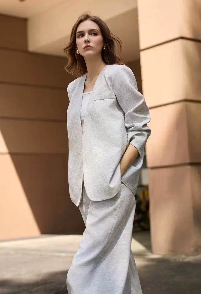 Các set suit mang đường nét tinh giản, hiện đại phù hợp với hầu hết quý cô, có thể diện hằng ngày đi làm hay tham gia sự kiện, các buổi họp... ẢNH: MUSEBYNONEUF