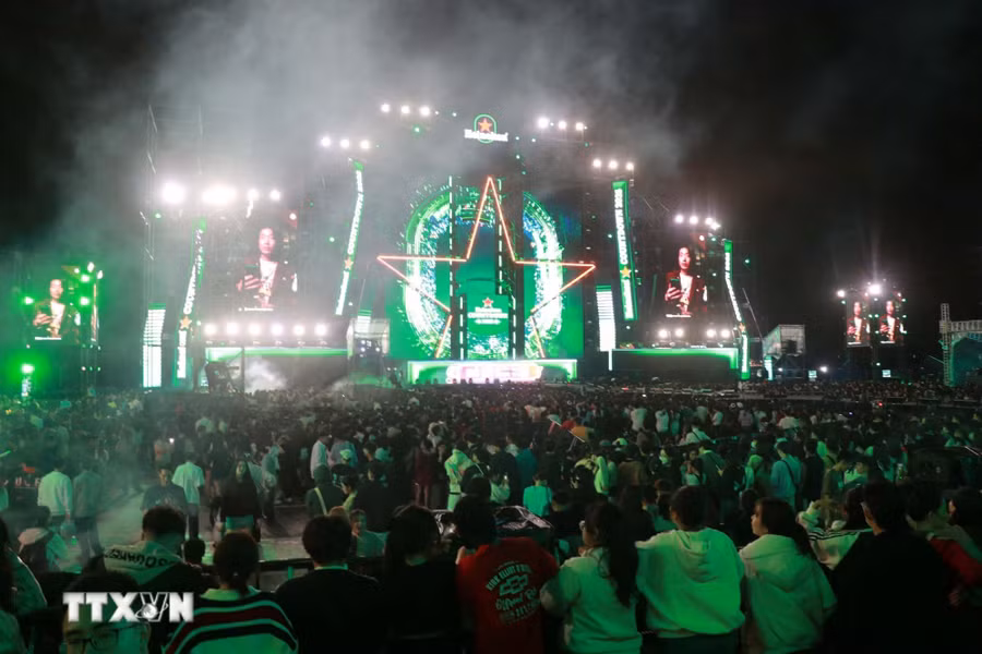 Hàng nghìn người tập trung tại Quảng trường 2 tháng Tư để tham dự lễ "countdown" chào đón Năm mới 2025. (Ảnh: Đặng Tuấn/TTXVN)