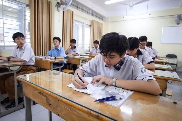 Kỳ thi vào lớp 10 tạo áp lực rất lớn đối với xã hội, một phần do áp tỷ lệ phân luồng sau THCS. ẢNH: NHẬT THỊNH