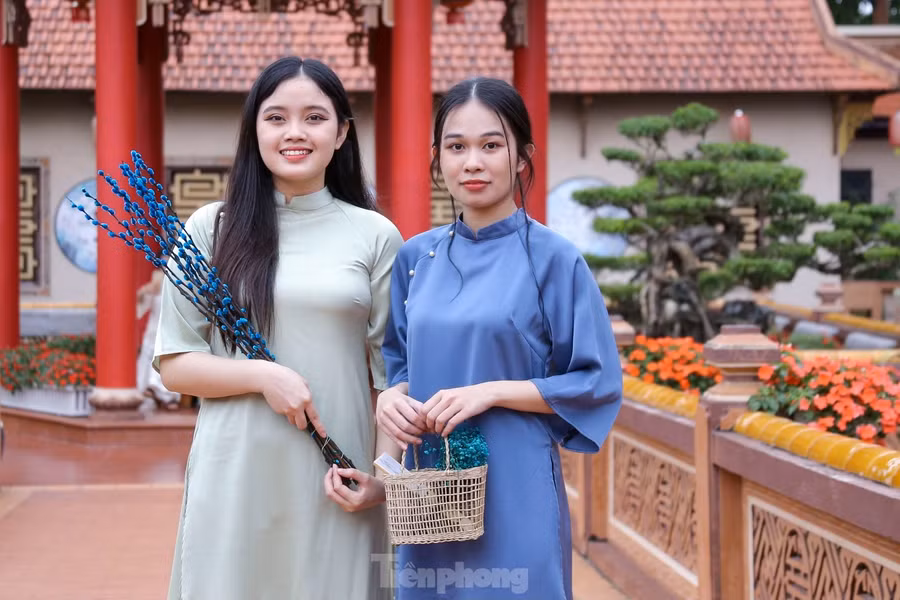 “Những ngày gần đây, thấy mọi người đều chụp ảnh Tết sớm nên em và các bạn cũng háo hức không kém. Tranh thủ thời tiết đẹp, chúng em hẹn nhau đi ngay. Sau khi ở đây, chúng em dự định ra khu vực cầu Rồng để tiếp tục chụp”, Trần Lê Quỳnh Uyển (trú quận Cẩm Lệ) cho biết.