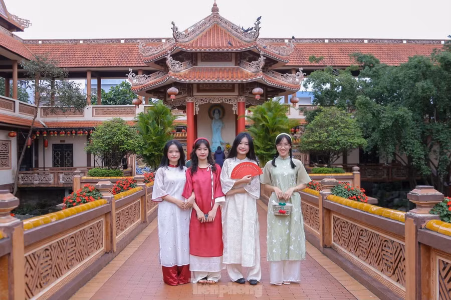 Tranh thủ ngày nghỉ cuối tuần, đông đảo bạn trẻ ở Đà Nẵng đổ về chùa Nam Sơn (quận Cẩm Lệ, TP. Đà Nẵng) để cùng nhau chụp ảnh đón Tết.