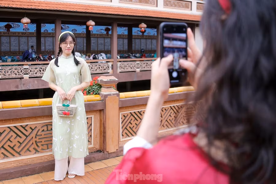 Tranh thủ dịp cuối tuần, Lộc Thị Thảo - sinh viên Trường Đại học Ngoại ngữ cùng nhóm bạn của mình lên kế hoạch chụp ảnh kỷ niệm. “Thời tiết cuối tuần ở Đà Nẵng rất mát mẻ, nên chúng mình tranh thủ chụp ảnh Tết sớm vì gần Tết sẽ không có nhiều thời gian. Cả nhóm đều yêu thích áo dài, vì vậy đã chọn trang phục này để phù hợp với không khí ngày xuân”, Thảo chia sẻ.