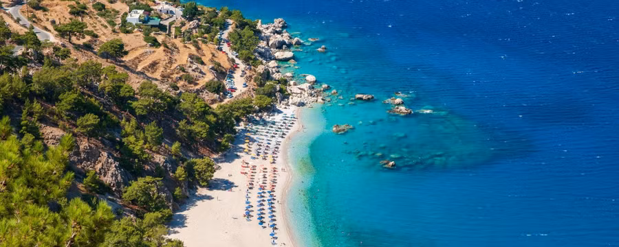 Vào thời điểm một số bãi biển nổi tiếng nhất của Hy Lạp đã quá tải, nhiều người nên đến thăm đảo Karpathos với các vịnh có vách đá nguyên sơ. ẢNH: Getty Images