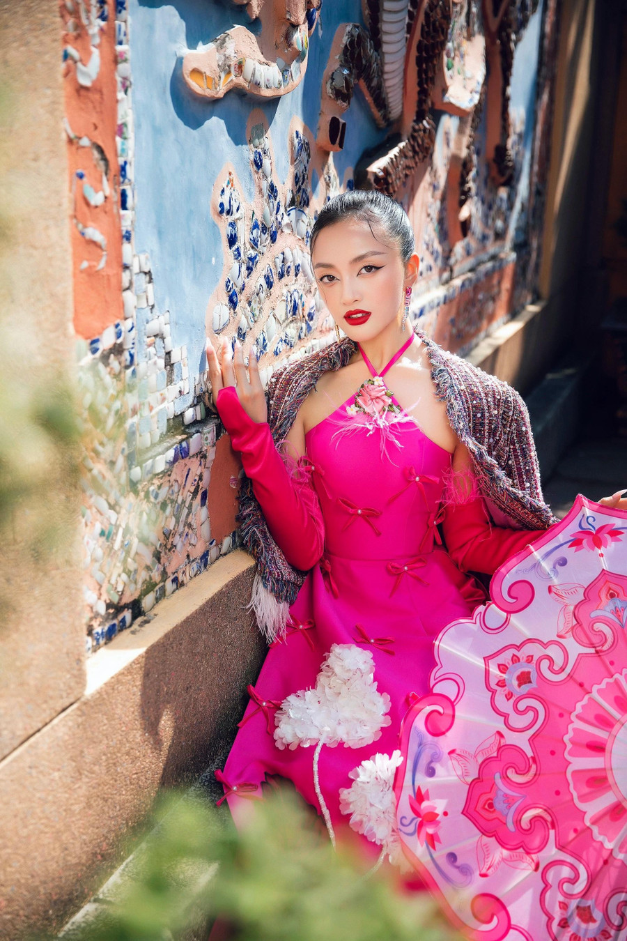 Nhà thiết kế Minh Châu dành lời khen ngợi cho sự lễ phép cùng tinh thần hết mình trong công việc của đàn em. Anh kể dù tất bật với việc thay đổi trang phục, di chuyển đến bối cảnh… nhưng người đẹp sinh năm 2004 vẫn giữ được nguồn năng lượng dồi dào. Ảnh: NVCC