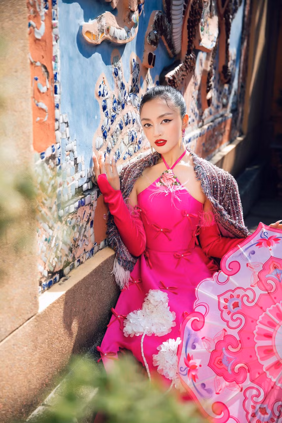 Nhà thiết kế Minh Châu dành lời khen ngợi cho sự lễ phép cùng tinh thần hết mình trong công việc của đàn em. Anh kể dù tất bật với việc thay đổi trang phục, di chuyển đến bối cảnh… nhưng người đẹp sinh năm 2004 vẫn giữ được nguồn năng lượng dồi dào. Ảnh: NVCC