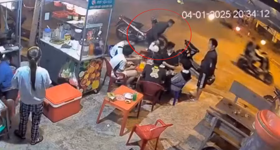 Hiện trường xảy ra vụ việc vào đêm 4-1 được chia sẻ trên mạng xã hội. Ảnh cắt từ clip