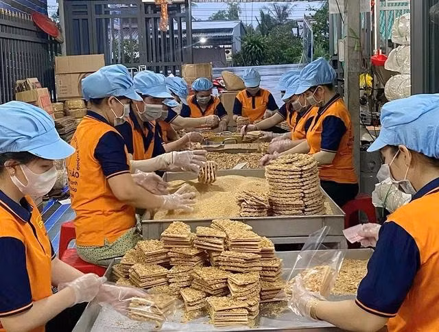 Cơ sở kẹo đậu phộng của chị Thảo tạo việc làm thường xuyên cho 12 lao động