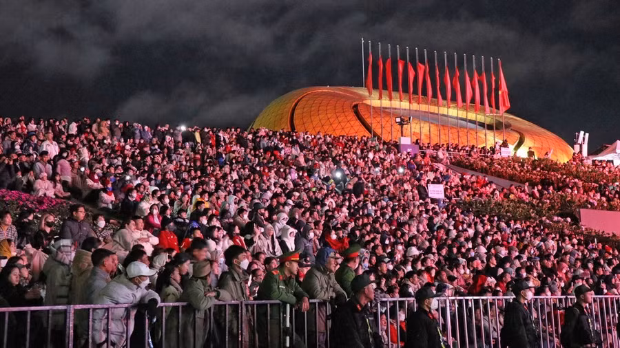 Hàng vạn người dân và du khách theo dõi đêm bế mạc Festival Hoa Đà Lạt lần thứ X-2024. Ảnh: ĐOÀN KIÊN