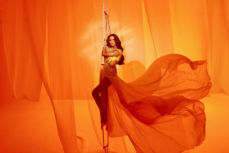 H’Hen Niê quan niệm “một ngày làm hoa hậu, cả đời làm hoa hậu”. Từ quan điểm đó, người đẹp hăng hái với các dự án cộng đồng, bên cạnh việc hoạt động nghệ thuật. Cô vừa tái đắc cử Ủy viên Ủy ban Trung ương Hội Liên hiệp Thanh niên Việt Nam khóa IX nhiệm kỳ 2024 - 2029. Ảnh: Khánh Quốc Lê