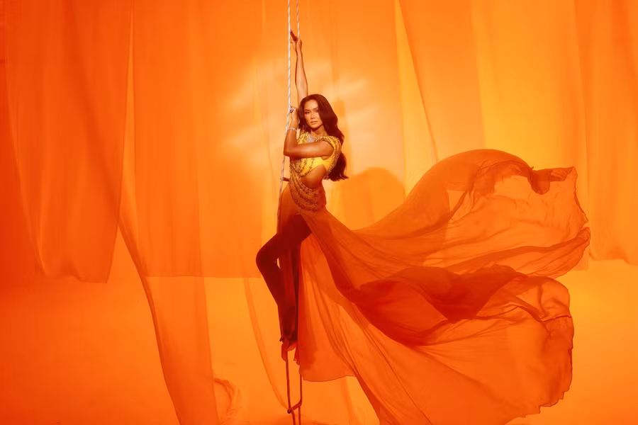 H’Hen Niê quan niệm “một ngày làm hoa hậu, cả đời làm hoa hậu”. Từ quan điểm đó, người đẹp hăng hái với các dự án cộng đồng, bên cạnh việc hoạt động nghệ thuật. Cô vừa tái đắc cử Ủy viên Ủy ban Trung ương Hội Liên hiệp Thanh niên Việt Nam khóa IX nhiệm kỳ 2024 - 2029. Ảnh: Khánh Quốc Lê