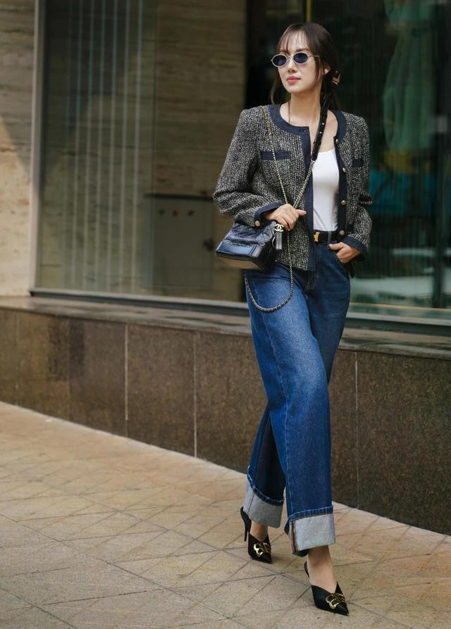 Dù là đi làm công sở hay dạo phố, bản phối kết hợp denim và tweed này cũng đều phù hợp bởi hình ảnh vừa thanh lịch vừa hợp xu hướng thời trang. ẢNH: DCHIC