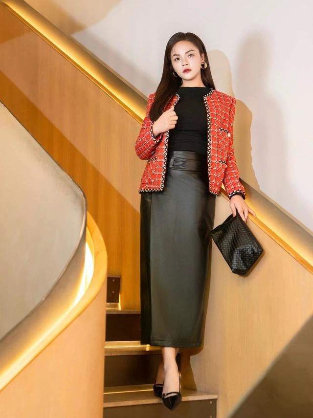 Phong cách quý cô sang chảnh, kiêu kỳ được xây dựng từ bản phối chân váy da và áo tweed họa tiết kẻ sọc cổ điển trên tông màu đỏ nổi bật điểm các đường viền vô cùng ấn tượng. ẢNH: DCHIC