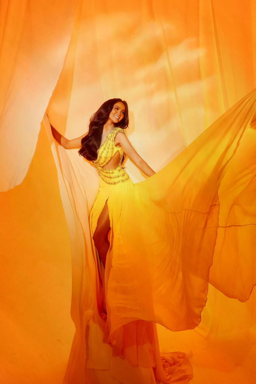 H’Hen Niê trân trọng bộ trang phục nên cố gìn giữ. Người đẹp 9X nói đây là lần thứ 5 cô diện thiết kế này, lần gần nhất là trong show diễn của ca sĩ Đen Vâu. “7 năm qua là hành trình của sự biết ơn, tôi hạnh phúc vì tình cảm yêu thương của mọi người”, cô nói. Ảnh: Khánh Quốc Lê