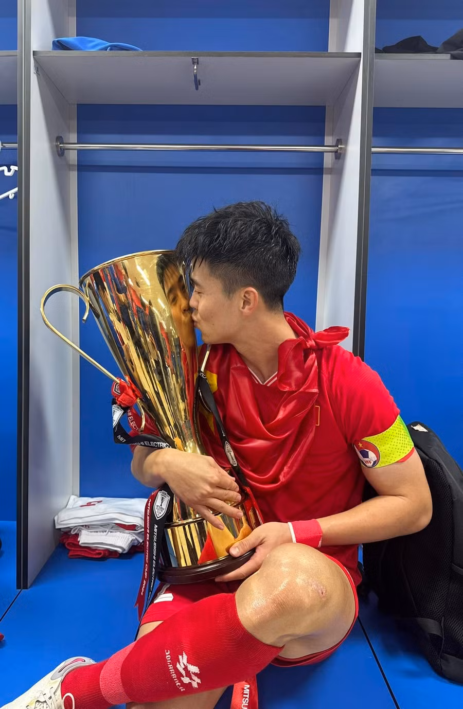 Ở trận chung kết lượt về ASEAN Cup 2024, đội tuyển Việt Nam giành chiến thắng kịch tính trước đội tuyển Thái Lan, giành ngôi vương hoàn toàn xứng đáng. Hàng triệu người hâm mộ nước nhà đổ xuống đường, đi “bão” ăn mừng. Các cầu thủ của đội tuyển Việt Nam cũng có những khoảnh khắc đáng nhớ trên sân cỏ, bên người thân và chiếc cup vô địch. Đội trưởng Duy Mạnh không kìm được sự xúc động xen lẫn tự hào: “Chúng ta là nhà vô địch. Đã quá Việt Nam ơi”.