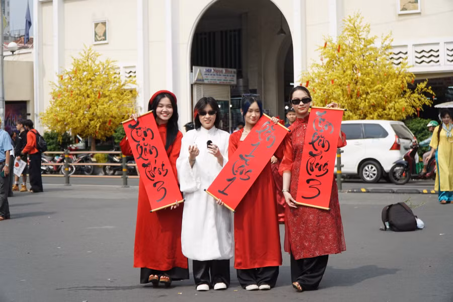 Tuy chưa rực rỡ mai đào như những ngày Tết, thế nhưng sự giản dị của kiến trúc cổ tại ngôi chợ lại trở thành bối cảnh thật đẹp.
