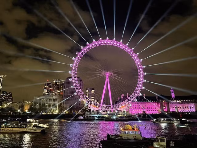 Pháo hoa được trình diễn trên phông nền của vòng đu quay London Eye. Ảnh: Sky News