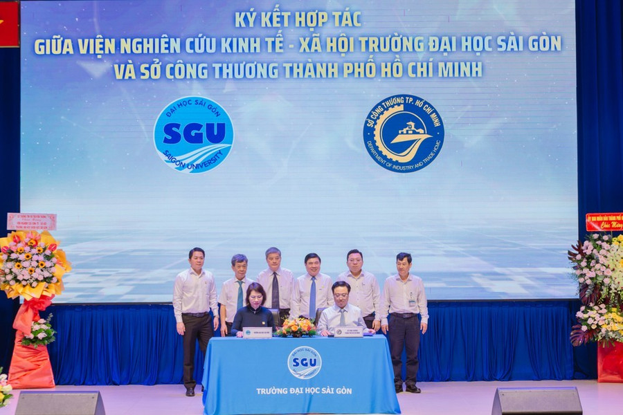 Viện Nghiên cứu kinh tế - xã hội (Trường ĐH Sài Gòn) ký kết hợp tác với Sở Công thương TPHCM. Ảnh: THANH HÙNG Viện Nghiên cứu kinh tế - xã hội (Trường ĐH Sài Gòn) ký kết hợp tác với Sở Công thương TPHCM. Ảnh: THANH HÙNG