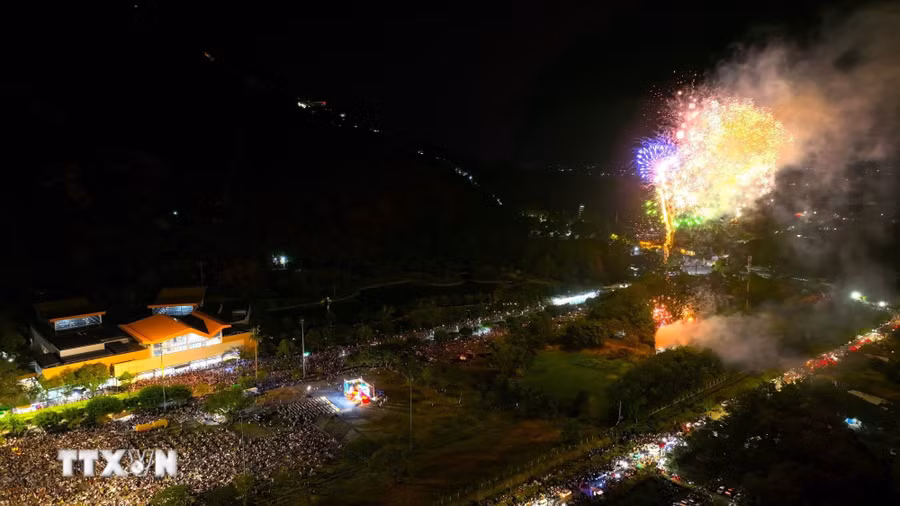 Màn pháo hoa chào đón Năm mới 2025 tại Khu du lịch quốc gia núi Bà Đen. (Ảnh: Minh Phú/TTXVN)