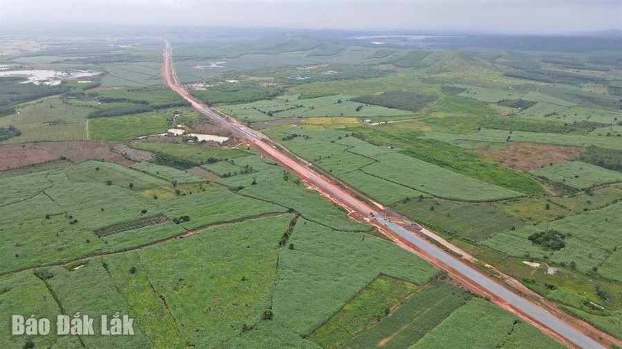 Đường cao tốc Khánh Hòa - Buôn Ma Thuột đoạn qua địa bàn huyện Ea Kar đang được thảm nhựa. Ảnh: Nguyễn Xuân dak-lak-dd.jpg