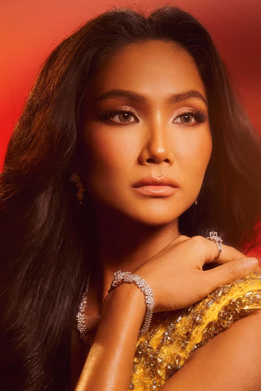 7 năm đăng quang hoa hậu, H’Hen Niê trồng được 8 hecta rừng, xây dựng 11 thư viện thân thiện theo mô hình Room To Read và luôn hết mình trong các hoạt động về giáo dục, phụ nữ, trẻ em, người sống chung với HIV/AIDS. "Tôi chỉ biết khi nhận công việc nào đó, bản thân cứ làm hết mình. Chỉ cần có thời gian tôi sẵn sàng đồng hành với mọi người. Tôi nghĩ nhờ vậy mà mấy anh chị đồng nghiệp yêu quý, mời show tôi nhiều hơn”, cô bày tỏ. Ảnh: Khánh Quốc Lê